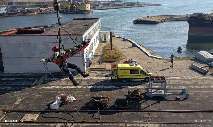 Спасатели эвакуировали сотрудницу НСРЗ с портального крана