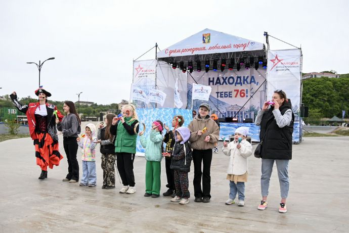 На набережной озера Соленого продолжается праздничная программа «Находка, тебе ...