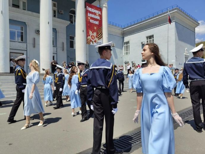 На площади Центра культуры Находки развернулась праздничная программа в честь ...